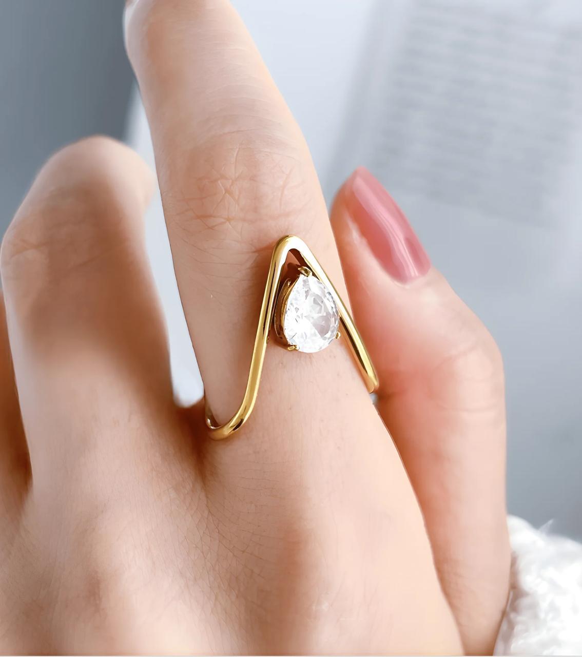Vertex Solitaire Gold Ring